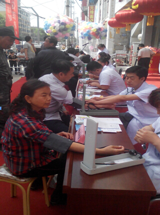 關(guān)愛百姓，服務(wù)群眾，大型專家團隊服務(wù)活動